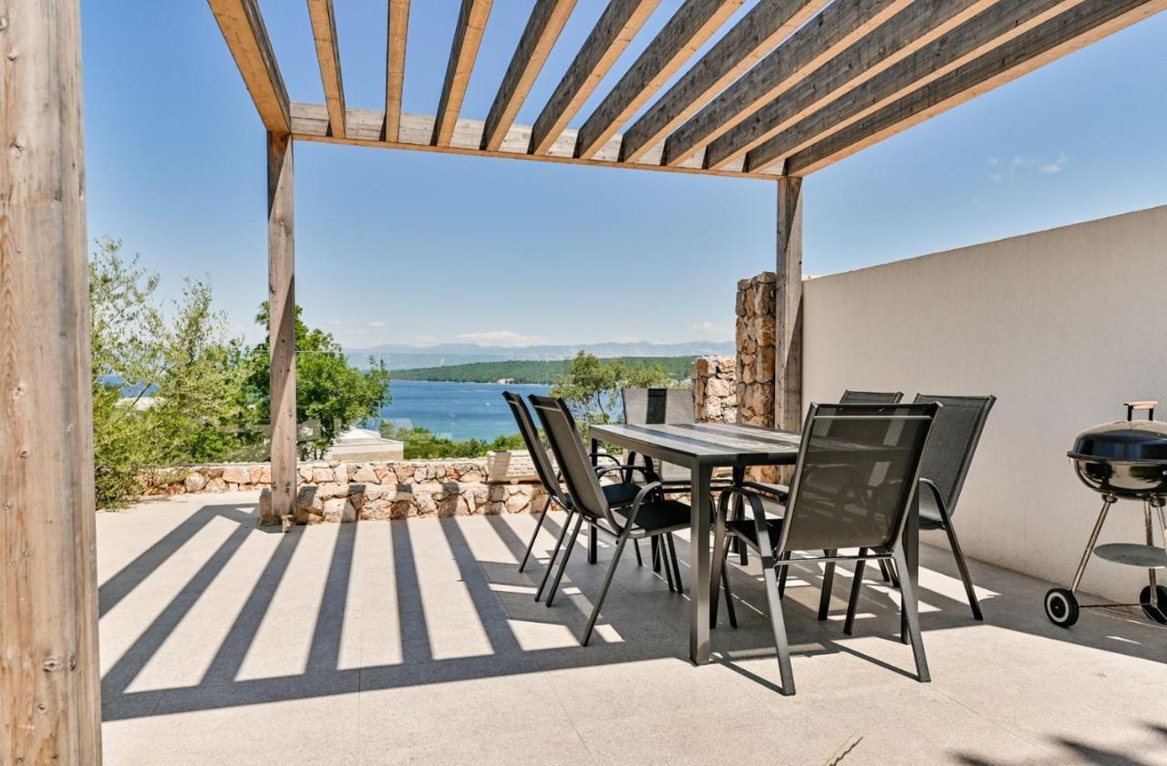 Apartment Flori With Sea View Malinska Bagian luar foto