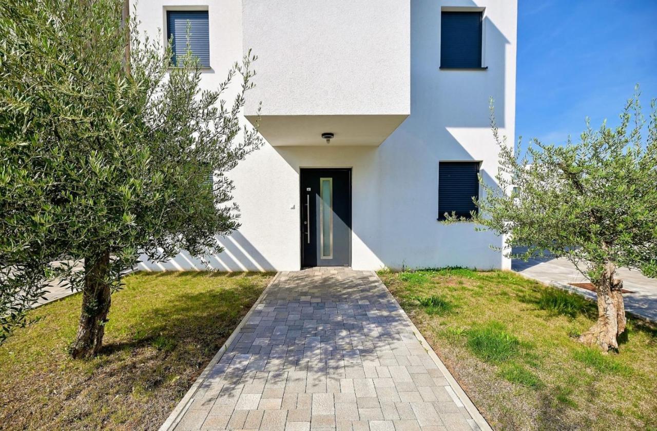 Apartment Flori With Sea View Malinska Bagian luar foto