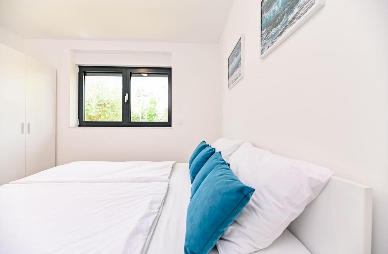 Apartment Flori With Sea View Malinska Bagian luar foto