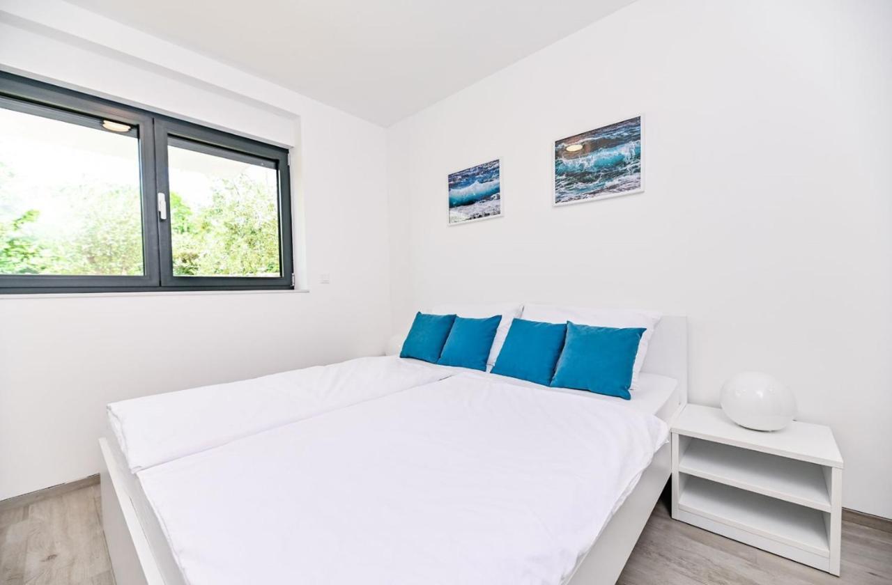 Apartment Flori With Sea View Malinska Bagian luar foto