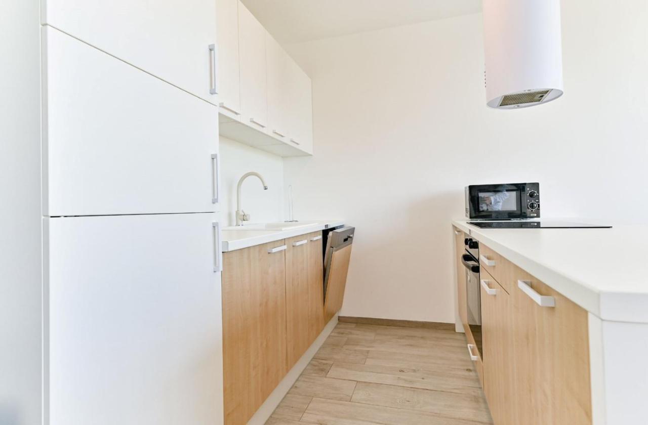 Apartment Flori With Sea View Malinska Bagian luar foto