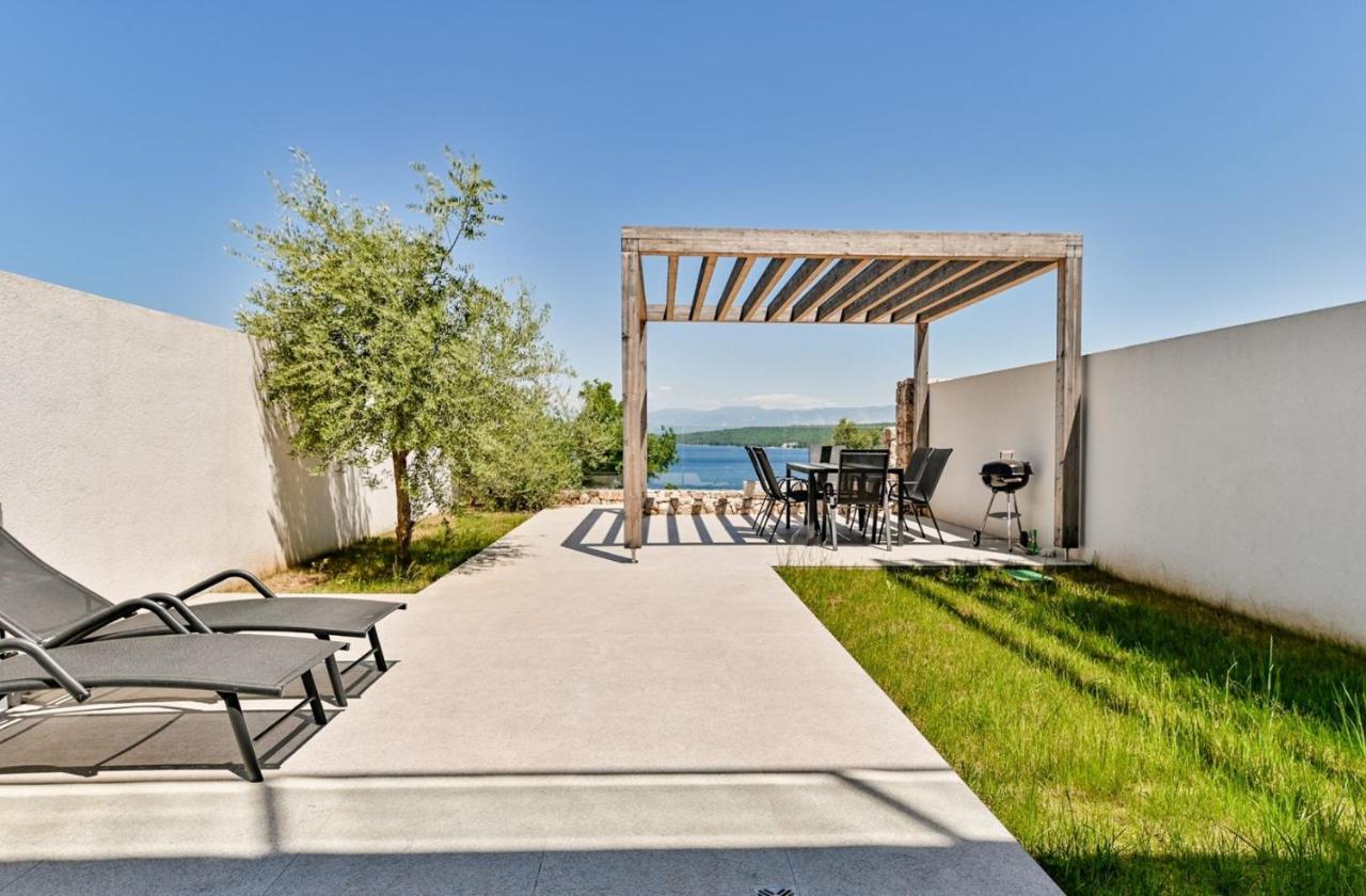 Apartment Flori With Sea View Malinska Bagian luar foto